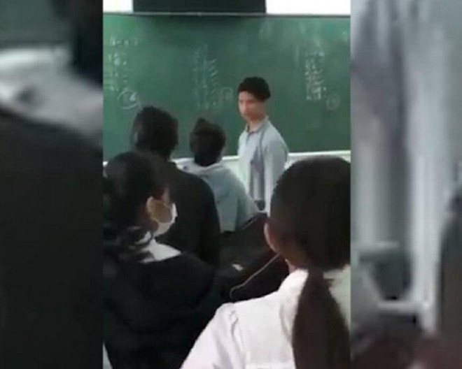 Thầy giáo và nữ sinh ngồi bàn đầu xảy ra vụ việc cự cãi lớn tiếng ngay trong lớp học. Ảnh cắt từ clip