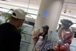 Phi thường - kỳ quặc - Clip cô gái cầu hôn bạn trai ở sân bay đạt 5 triệu lượt xem