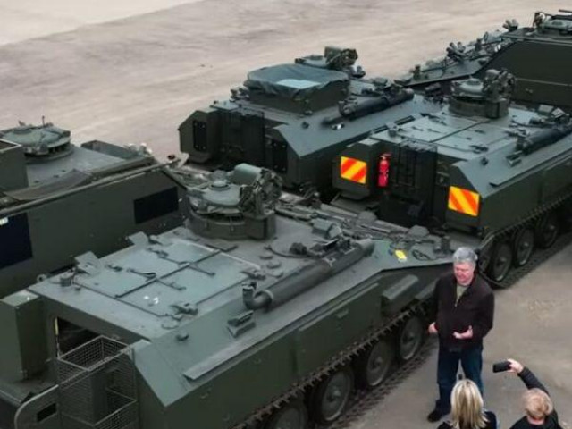 Thế giới - Cựu Tổng thống Ukraine mua hàng loạt 'quái vật bọc thép' Spartan cho quân đội