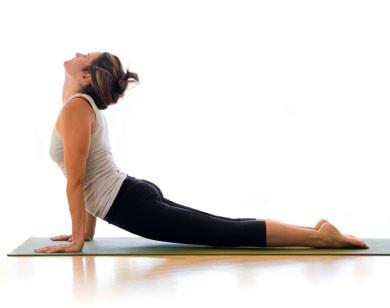 8 động tác kéo giãn giảm đau lưng có thể thực hiện mọi lúc - 4