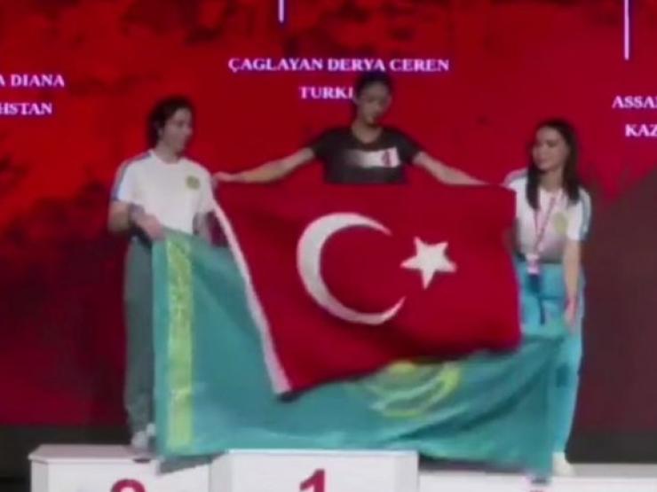 Thể thao - Tranh chấp trên bục nhận giải vì tranh chỗ giương cao quốc kỳ