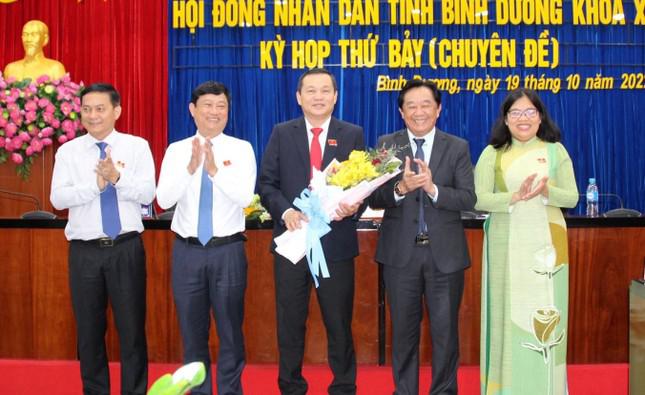 Ông Phạm Văn Chánh (giữa) xin thôi làm nhiệm vụ đại biểu HĐND theo nguyện vọng