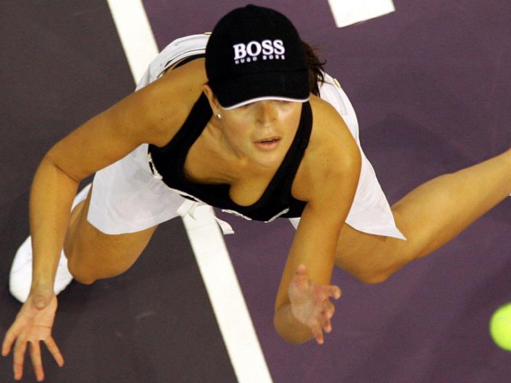 Thể thao - "Đỏ mặt" người mẫu mặc hớ hênh nhặt bóng tennis, siêu sao bị mất tập trung