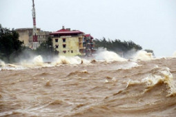 Tin tức trong ngày - Bão số 6 đi vào vùng biển Trung Bộ, kết hợp với không khí lạnh gây mưa nhiều nơi