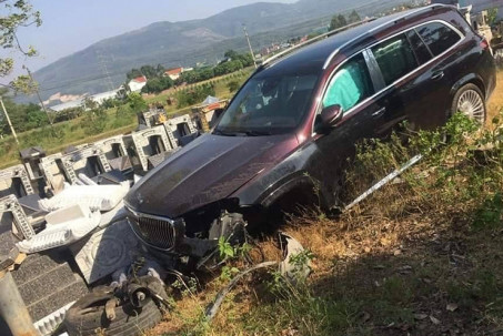 Mercedes-Maybach GLS 600 rơi bánh, bung túi khí sau cú đâm vào bia mộ