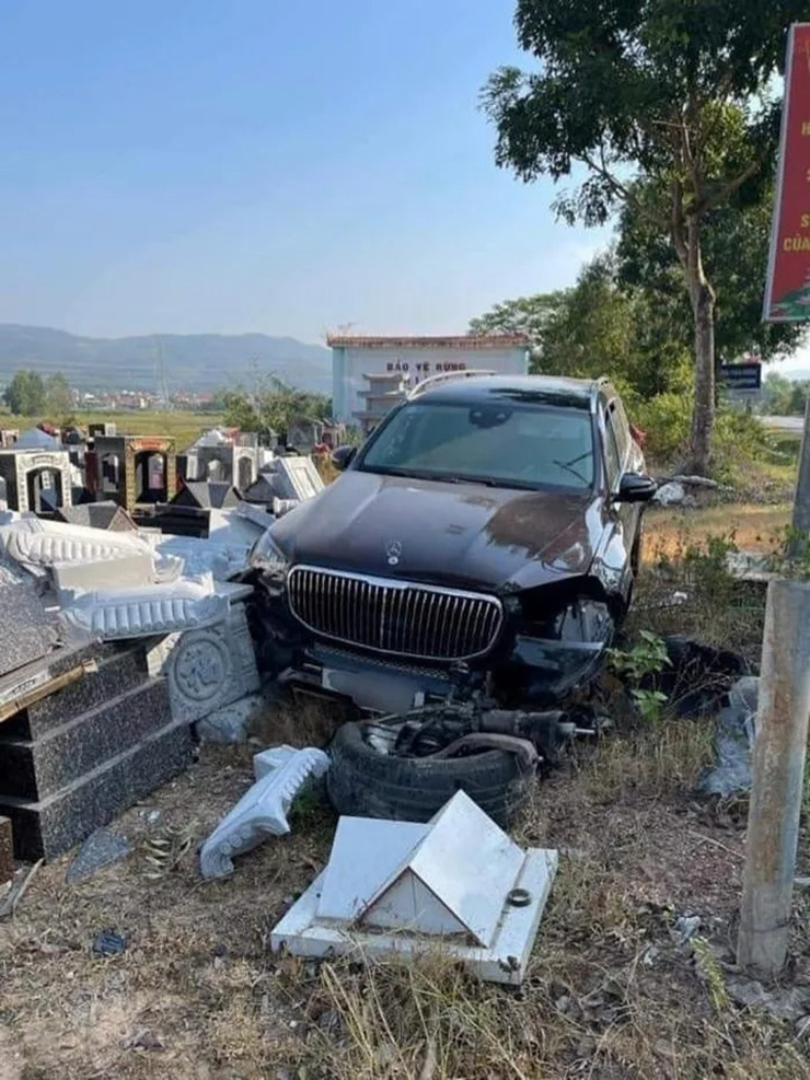 Mercedes-Maybach GLS 600 rơi bánh, bung túi khí sau cú đâm vào bia mộ - 4