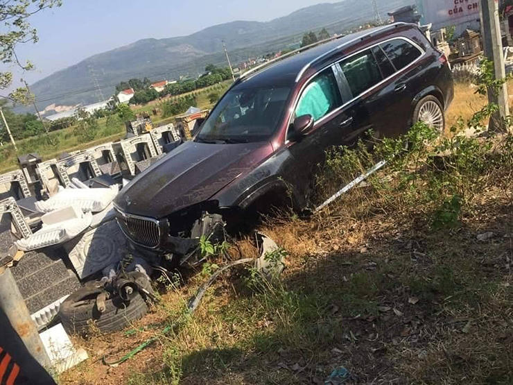 Mercedes-Maybach GLS 600 rơi bánh, bung túi khí sau cú đâm vào bia mộ - 1