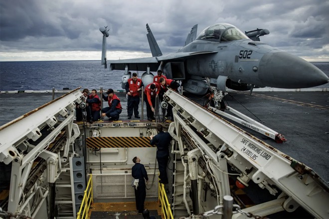 Thủy thủ Mỹ làm việc trên tàu sân bay.