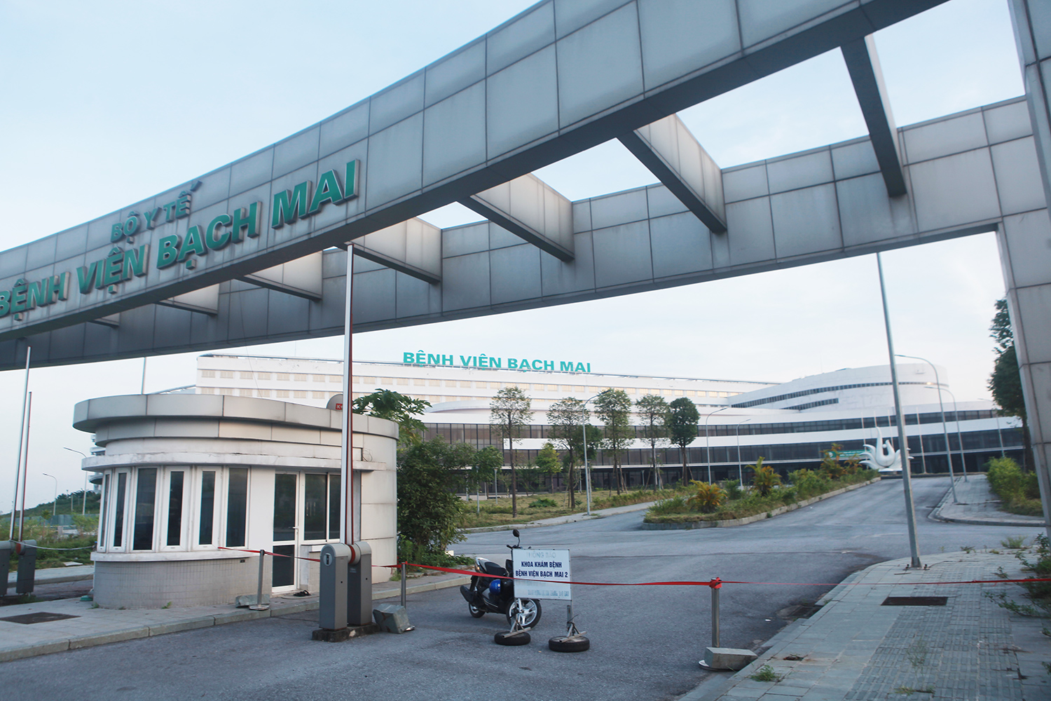Trước đó, vào tháng 3/2019, Phòng khám bệnh đa khoa - Bệnh viện Bạch Mai cơ sở 2 chính thức hoạt động và đón tiếp những bệnh nhân đầu tiên. Tuy nhiên, do bệnh viện chưa hoàn thiện nên chỉ đảm bảo được chức năng khám ngoại trú và cấp cứu ban đầu. Những trường hợp cần điều trị nội trú hoặc những kỹ thuật chuyên sâu sẽ có xe vận chuyển miễn phí bệnh nhân về cơ sở 1 tại Hà Nội.