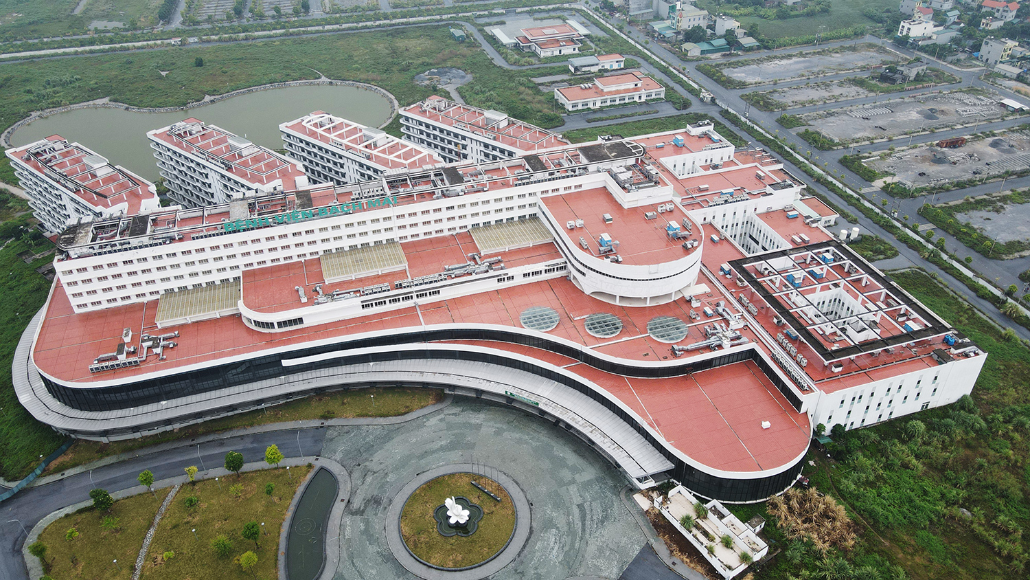 Bệnh viện Bạch Mai cơ sở 2 có tổng diện tích sàn xây dựng trên 123.000m2, quy mô 1.000 giường nội trú được xây dựng gồm 1 tầng hầm và 6 tầng nổi