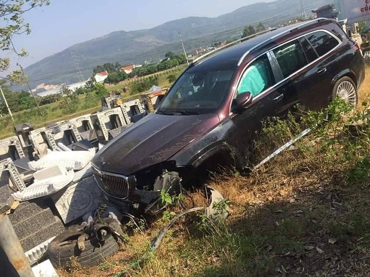 Tin tức ô tô - Mercedes-Maybach GLS 600 rơi bánh, bung túi khí sau cú đâm vào bia mộ