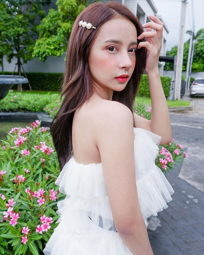 Tự chủ về kinh tế, người đẹp 9X có cuộc sống thoải mái và sang chảnh. Nữ DJ 9X đã có nhà và xe hơi riêng.
