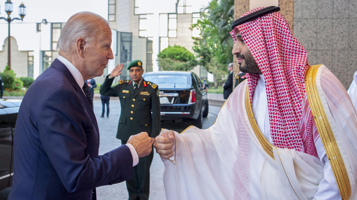 Thái tử Ả Rập Saudi Mohammed bin Salam gặp Tổng thống Mỹ Joe Biden tại Riyadh.