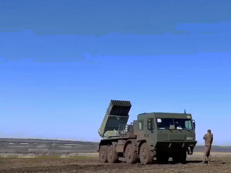 Thế giới - VIDEO: Ukraine bắn loạt pháo phản lực 'ma cà rồng' RM-70