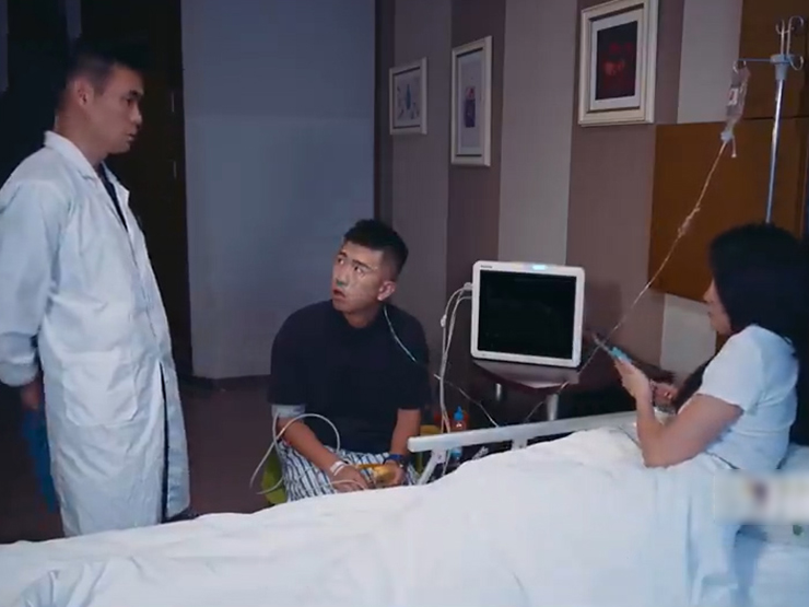 Clip hài hước - Cô gái chăm người yêu nằm viện khiến bác sĩ cũng phải khiếp sợ