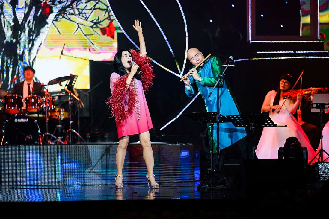 NSUT Thanh Lam và nhạc trưởng, sáo trúc Đồng Quang Vinh có màn biểu diễn đầy lửa, đặc biệt ấn tượng khi lần đầu tiên hai nghệ sĩ kết hợp với nhau.