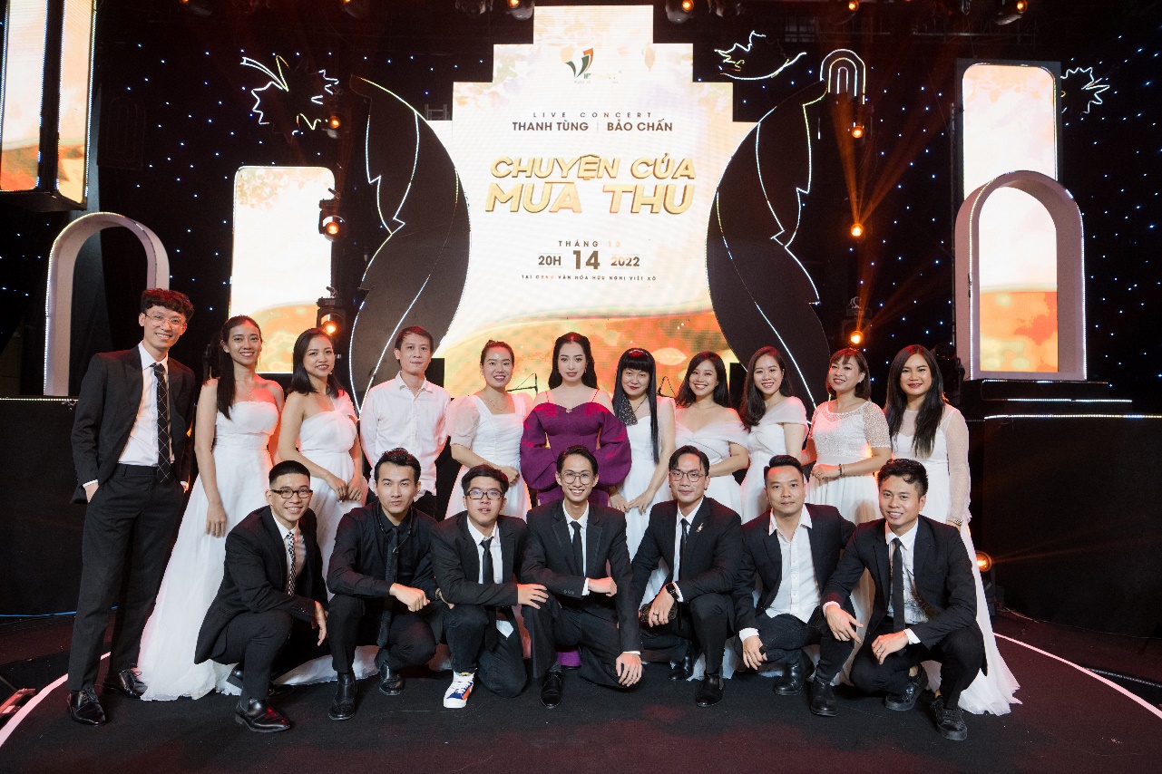 Chỉ đạo sản xuất Đoàn Thuý Phương (váy hồng) cùng ban nhạc Background và&nbsp;dàn nhạc VHZ trong Live concert “Chuyện của mùa Thu”