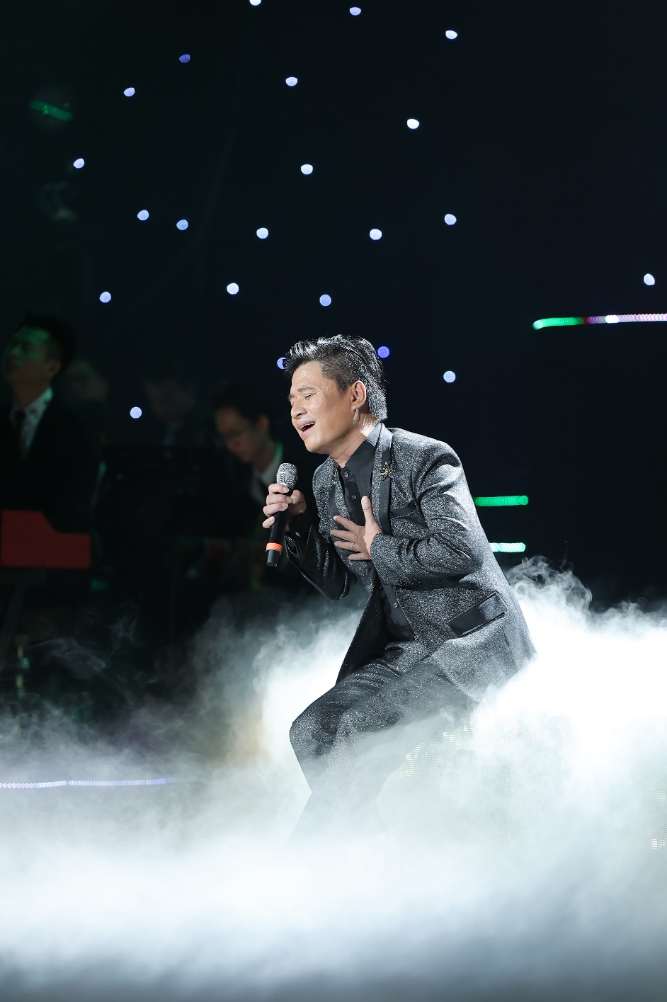 NSUT Tấn Minh đắm mình trong không gian âm nhạc nồng nàn, đầy cảm xúc.