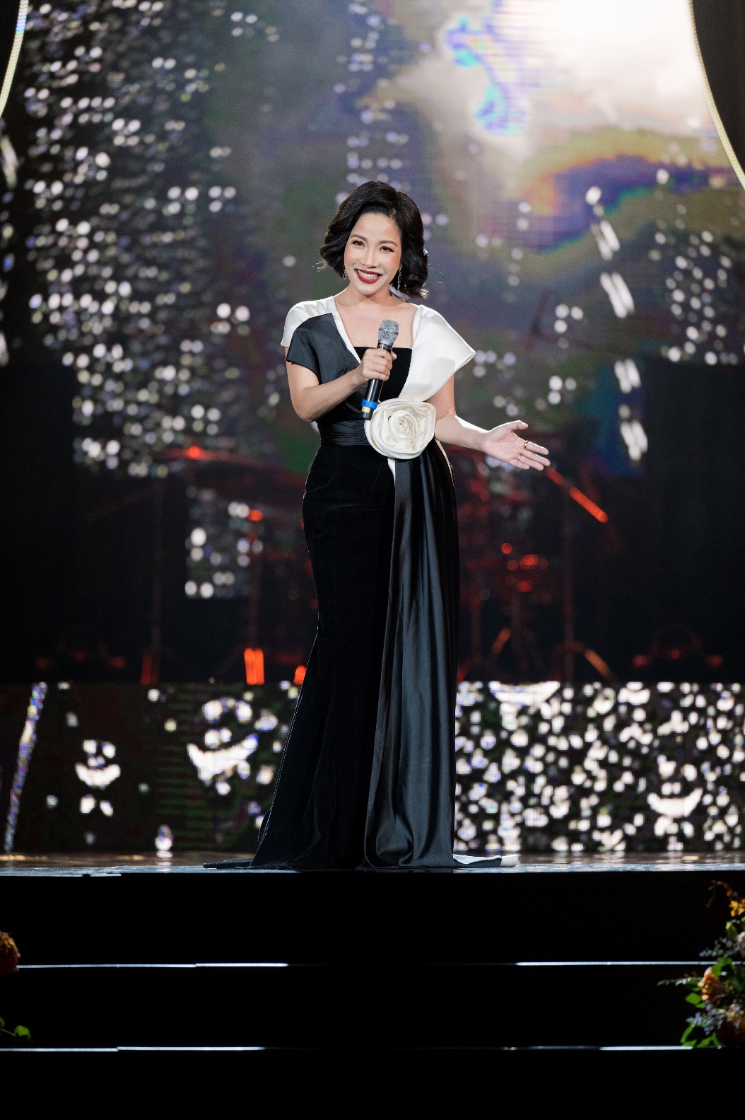 Giọng hát điêu luyện và tình cảm của Mỹ Linh khi ngân nga khúc tình yêu khiến đông đảo khán giả cất giọng hoà theo nữ ca sĩ.