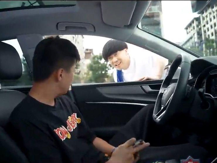 Clip hài hước - Chàng trai nhận cái kết đắng khi rửa xe ô tô bên đường
