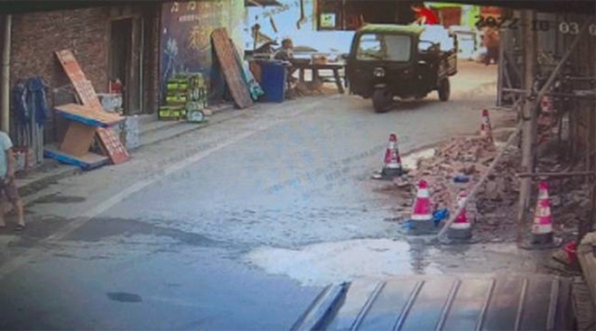 Chiếc xe thu mua đồng nát chở chiếc tivi cũ về bãi phế liệu. 