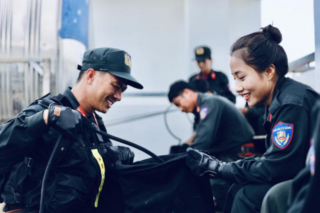Những ngày tháng 10, các cô gái Cảnh sát đặc nhiệm của Tiểu đoàn Cảnh sát đặc nhiệm số 2, số 3 thuộc Bộ Tư lệnh CSCĐ&nbsp;đóng quân trên địa bàn TPHCM và Đà Nẵng lại theo các thầy ra thao trường, cùng gò mình vào những bài huấn luyện khó khăn.