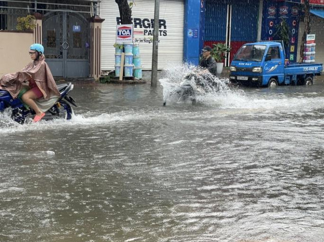 Người Vũng Tàu bơi trên đường sau trận mưa lớn - 3