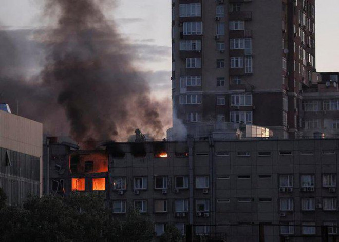 Khói bốc lên sau cuộc tấn công bằng UAV cảm tử Shahed-136 ở Kiev ngày 17-10. Ảnh: Reuters