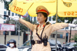 Tin tức trong ngày - Một ngày bận rộn của ‘bóng hồng’ Cảnh sát giao thông Thủ đô