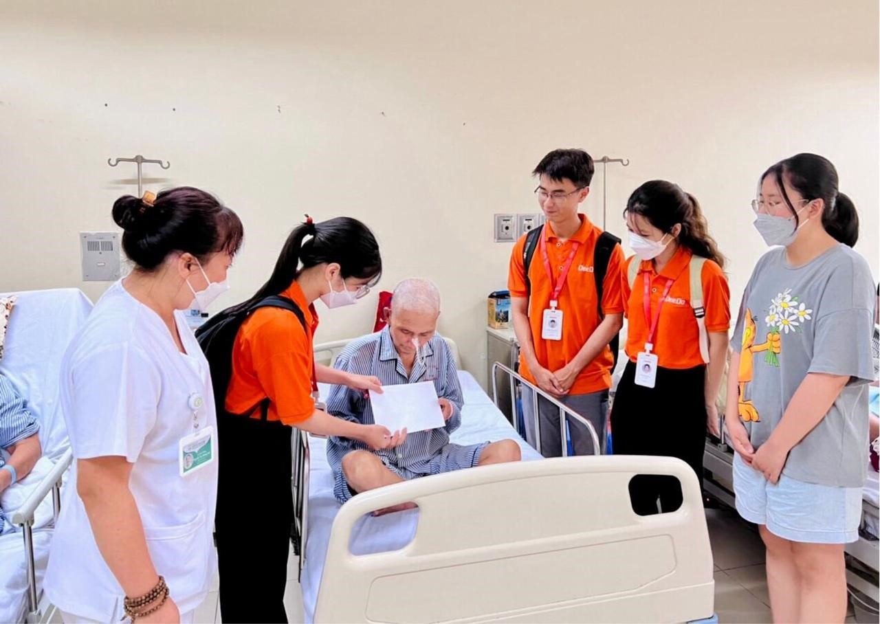 Nhân viên của Deeda thăm bệnh nhân được nhận hỗ trợ (Ảnh: Deeda).