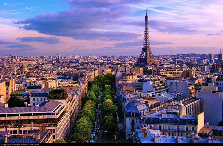 Paris, Pháp: Được mệnh danh là “Kinh đô ánh sáng”, Paris luôn là một điểm đến đông nghẹt du khách bởi phong cảnh đẹp, các điểm tham quan nổi tiếng và là một trong những kinh đô thời trang của thế giới. Nên mặc dù có mức giá khách sạn rất cao, lên tới khoảng 216 USD (hơn 5,3 triệu đồng) cho mỗi đêm và khoảng vài nghìn đô la cho một kỳ nghỉ bình dân, du khách vẫn kéo tới nơi đây nườm nượp.
