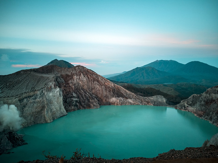 14. Khác với những đám cháy trên thế giới như ở Vesuvius và Kilauea, cũng chảy dung nham màu xanh lam, nhưng không dai dẳng như trường hợp của núi lửa Kawa Ijen.
