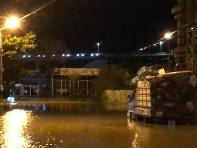 Triều cường, sóng làm ngập một số khu dân cư ở Đà Nẵng