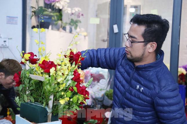 Anh Nguyễn Công Hà - chủ cửa hàng hoa Nắng Flower ở đường Lý Tự Trọng, TP Vinh, Nghệ An - cho biết, dịp 20/10 năm nay, giá hoa tươi tăng gấp 3 lần, thậm chí gấp 4 lần. Nguyên nhân là do năm nay thời tiết mưa nhiều, giá các loại nguyên vật liệu đầu vào tăng khiến nhiều nhà vườn phải cắt giảm sản lượng trồng hoa tại vườn.