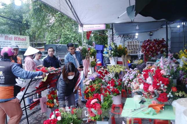 Thị trường quà tặng 20/10 đang ngày càng đa dạng, phong phú, nhưng hoa tươi vẫn luôn là một món quà được lựa chọn nhiều nhất. Nhu cầu tăng, những ngày này, giá hoa tươi theo đó đồng loạt tăng mạnh.