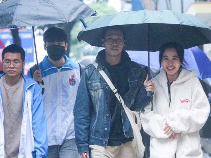 Tin tức trong ngày - Người dân Hà Nội co ro dưới thời tiết lạnh 16 độ C