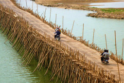 Du lịch - Cây cầu dài 1km, làm từ 50.000 cây tre, được xây dựng lại hằng năm