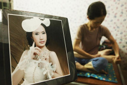 Kiếp “tòng phu” của người vợ chăm chồng bại liệt suốt 13 năm