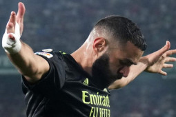 Bóng đá - "Quả bóng vàng" Benzema 2 lần bị VAR từ chối, dễ bị phạt vì trêu trọng tài