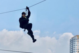 Tin tức trong ngày - Mãn nhãn màn nữ Cảnh sát đặc nhiệm đu dây giữa trời