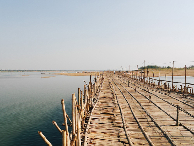 3. Điều này là do nước sông dâng cao, chảy xiết, rất khó để cây cầu tồn tại. Thay vào đó, người ta sẽ dùng thuyền sang sông.
