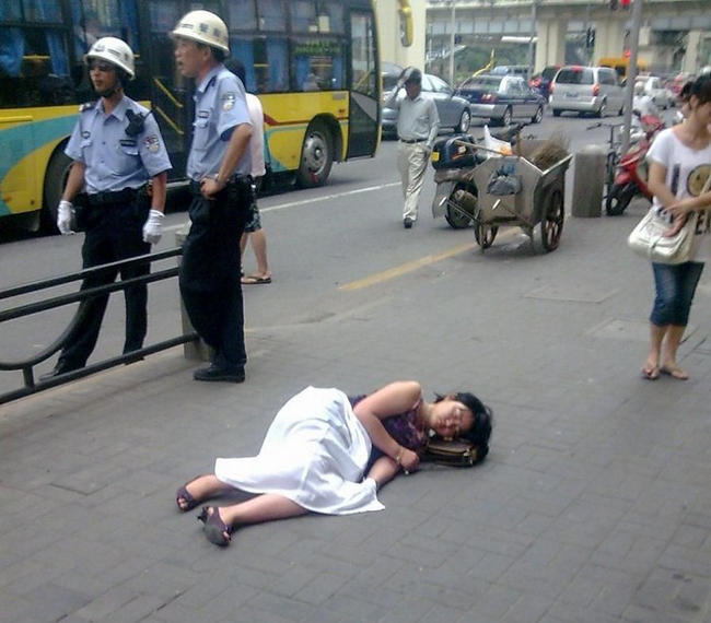 Yên tâm ngủ ngon thôi, có người canh gác cho rồi.
