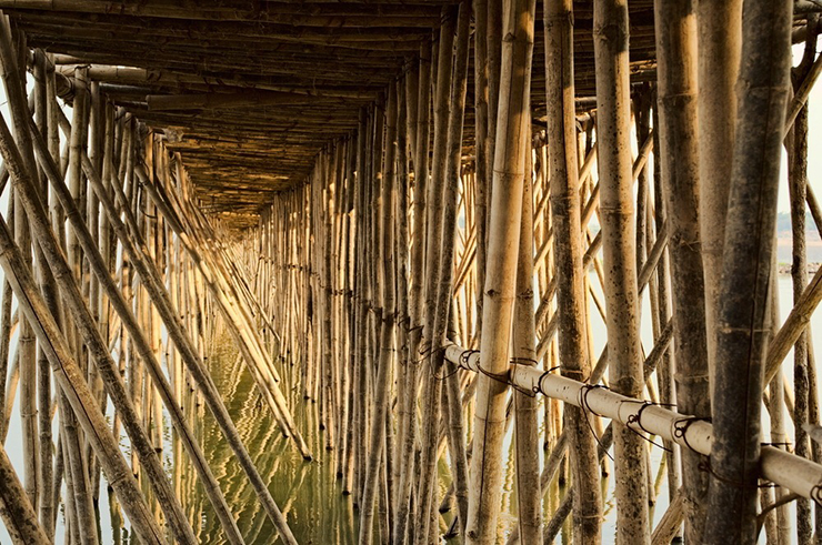 4. Cây cầu này dài 1km, được làm từ 50.000 cây tre, là một công trình rất độc đáo trên sông Mekong.
