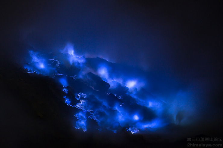 5. Lưu huỳnh tiếp xúc với một số chất trong không khí, kết hợp với nhiệt xung quanh, magma đốt cháy quặng lưu huỳnh sẽ tạo nên ánh sáng màu xanh lam.
