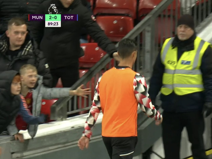 Bóng đá - MU thắng Tottenham, Ronaldo không đá vẫn "gây sốt": Hành động gây khó chịu với HLV Ten Hag