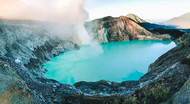 7. Trong miệng núi lửa có một hồ nước nhỏ màu xanh lam chứa đầy axit clohydric độc hại.


