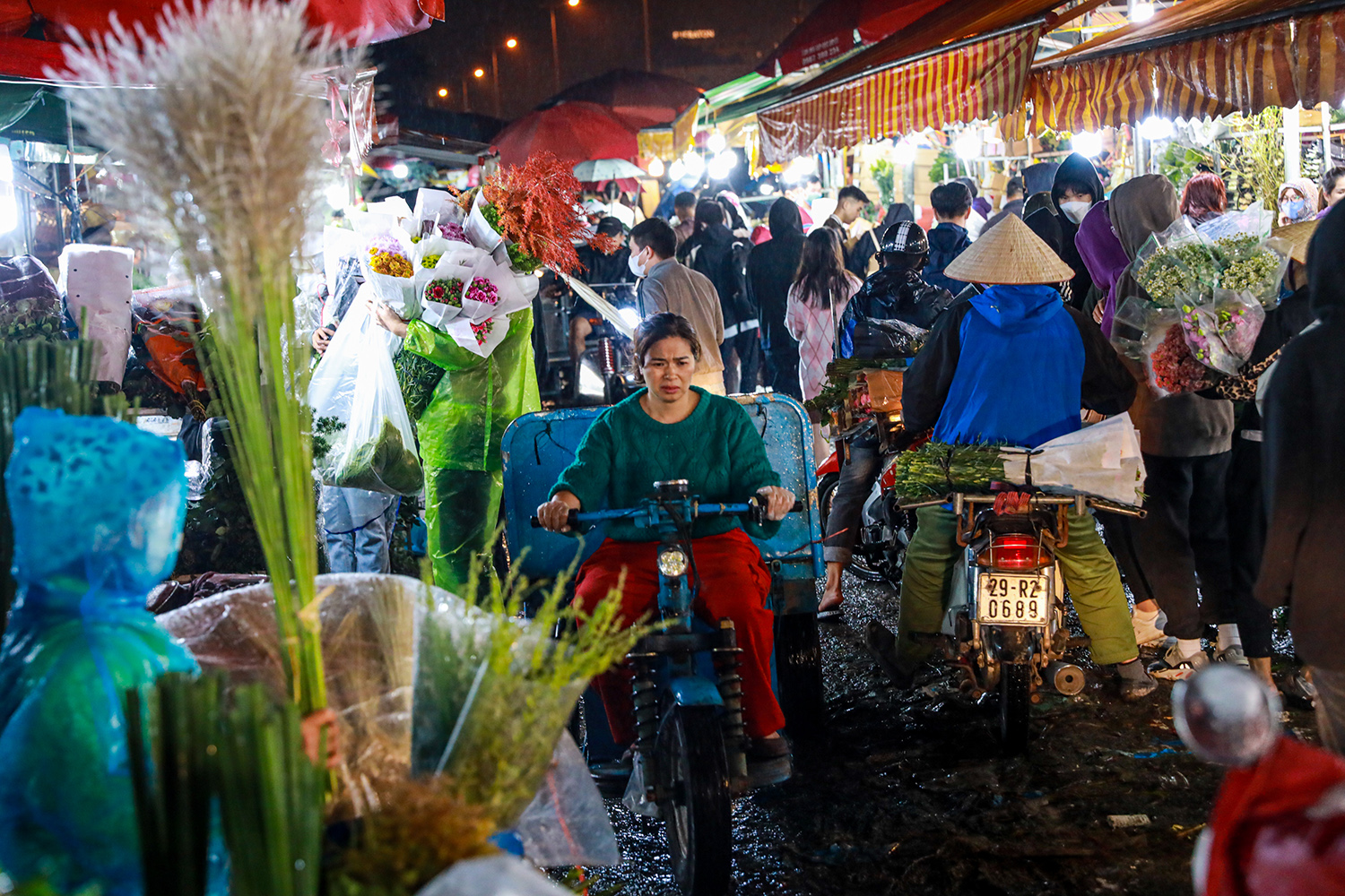 Chợ hoa Quảng An ( phường Quảng An, quận Tây Hồ, TP Hà Nội) được gọi là chợ hoa lớn nhất miền Bắc. Vốn đã nhộn nhịp người mua, kẻ bán trong ngày bình thường, đêm 19 rạng sáng 20/10, chợ hoa đêm Quảng Bá lại càng nhộn nhịp hơn so với thường ngày.