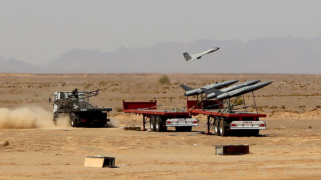 Máy bay không người lái vũ trang được Iran sử dụng trong một cuộc tập trận.