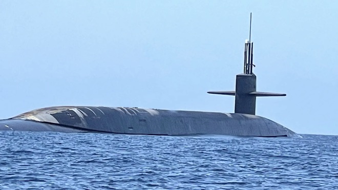 Tàu ngầm hạt nhân USS West Virginia nổi trên biển Ả Rập đón tướng Mỹ.