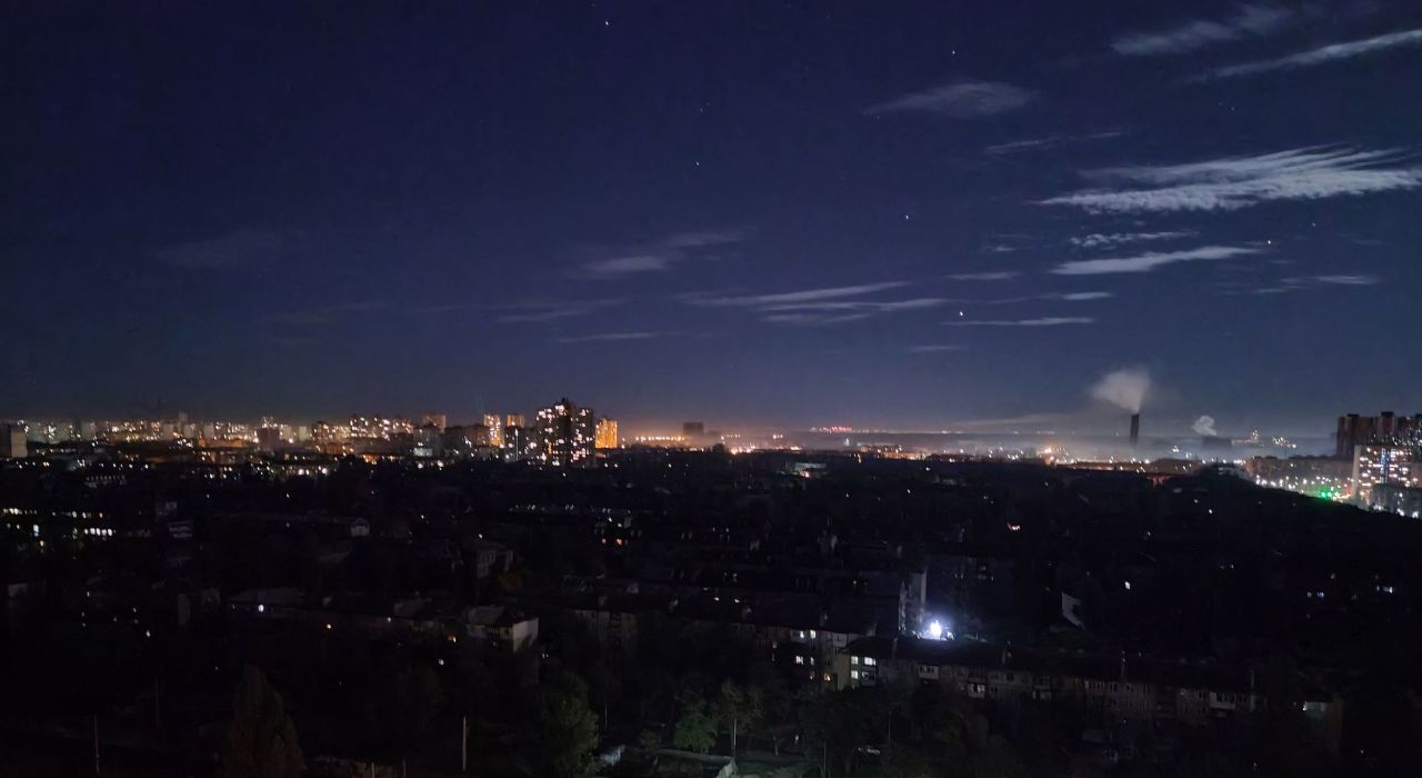 Một khu vực dân cư lớn ở Kiev bị mất điện hôm 19/10 (ảnh: CNN)